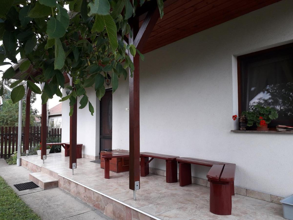 Matyas Apartman Tard Exterior foto